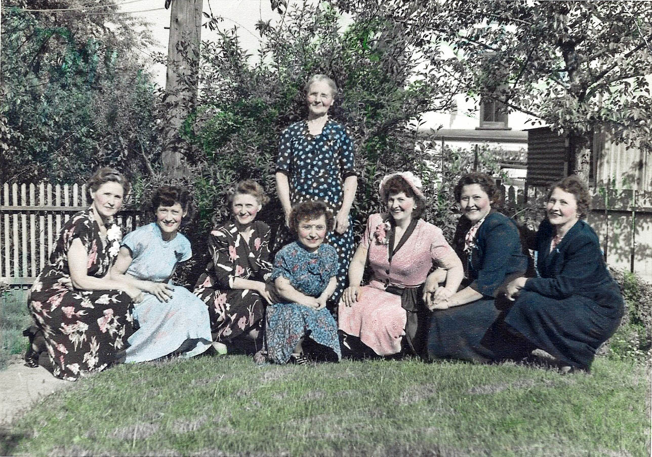 Nellie Schagen with her daughters Tilly, Barbara, Kate, Marion, Willemina, Leona and Lydia, two other daugthers, Gertrude and Agnes, died at an early age.